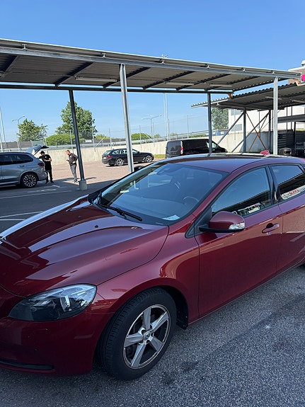 Volvo V40 2 of 8