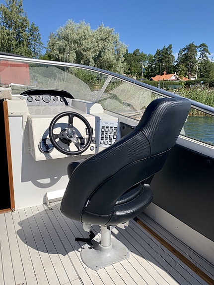 KMV 2100 – Klassisk norsk daycruiser med V8, trailer och renoverat drev 4 of 5