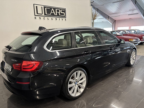BMW 523i 3 of 5