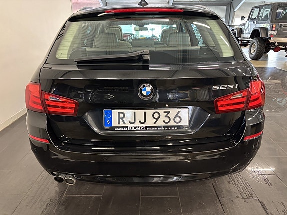 BMW 523i 4 of 5