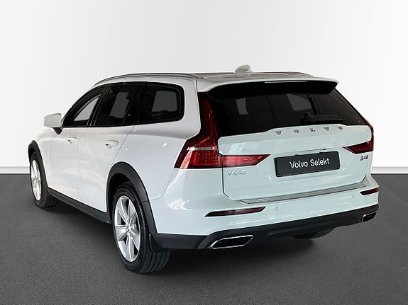 Volvo V60 Cross Country 2 of 5