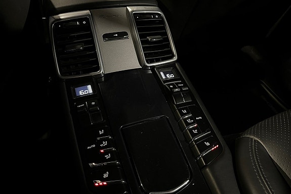Porsche Panamera 4S 17 of 19