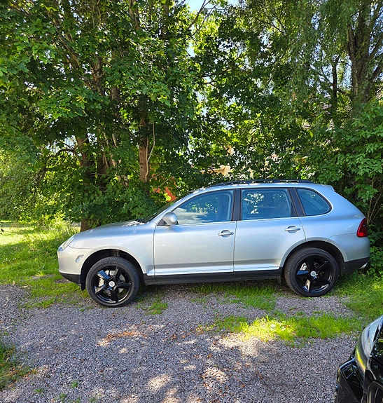 Porsche Cayenne S 4 of 4
