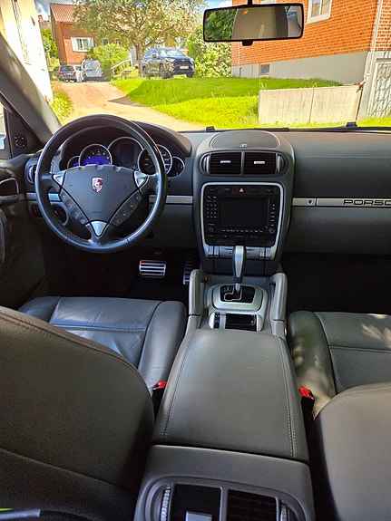 Porsche Cayenne S 3 of 4
