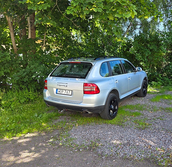 Porsche Cayenne S 2 of 4