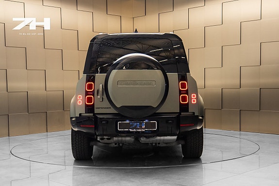 Land Rover Defender 110 4 of 5