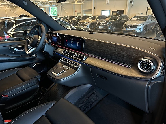 Mercedes-Benz V300 d 9 of 15