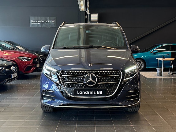 Mercedes-Benz V300 d 2 of 15
