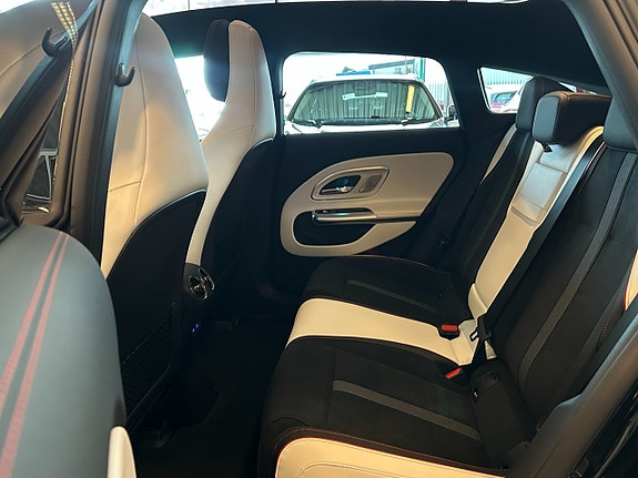 Mercedes-Benz CLA350 11 of 15