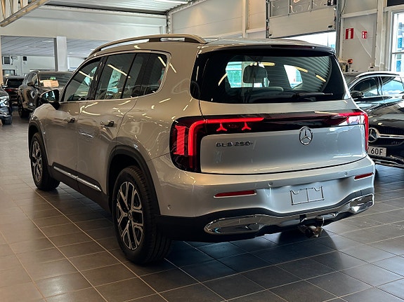 Mercedes-Benz GLB250+ 4 of 5
