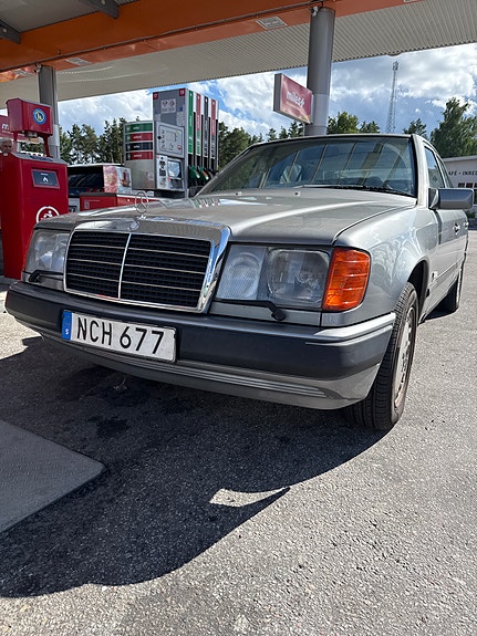 Mercedes-Benz 300 E 2 of 5