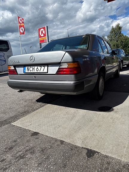 Mercedes-Benz 300 E 5 of 5