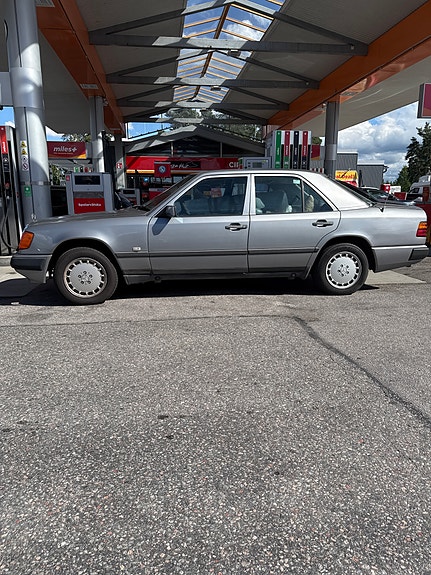 Mercedes-Benz 300 E 3 of 5