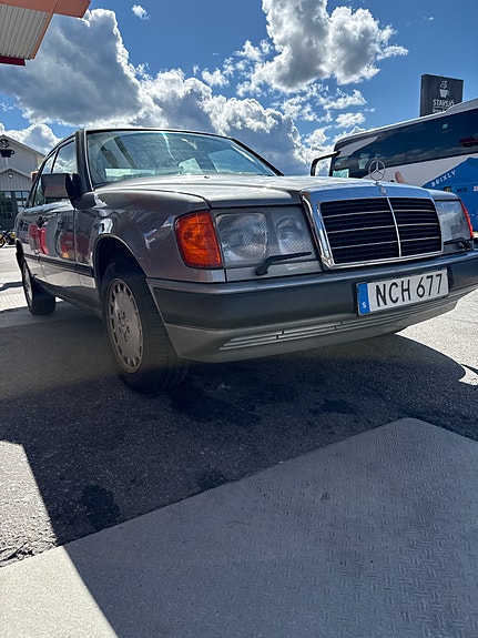 Mercedes-Benz 300 E 4 of 5