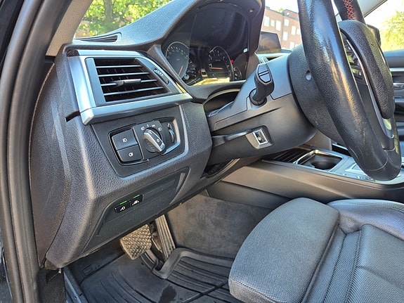 BMW 330i 5 of 5