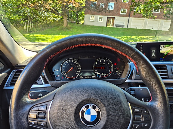 BMW 330i 4 of 5