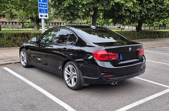 BMW 330i 2 of 5