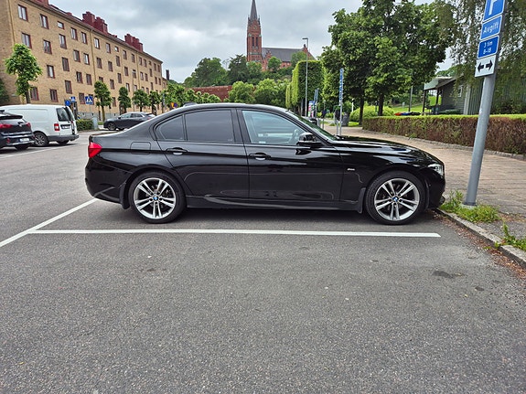 BMW 330i 3 of 5