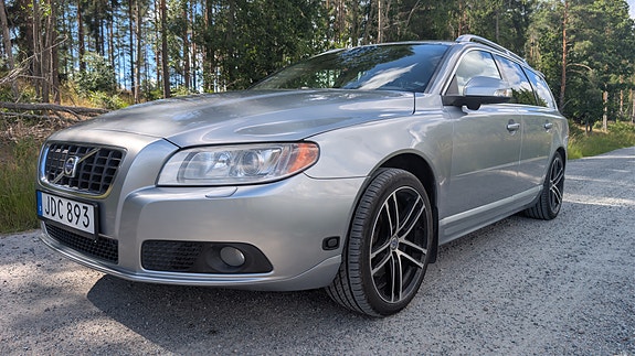 Volvo V70 2 of 12