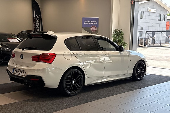 BMW 118i 3 of 5