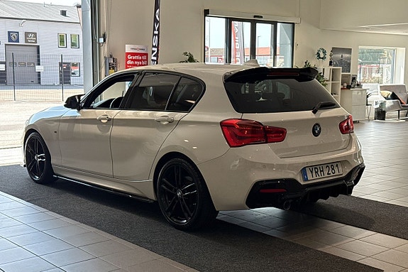 BMW 118i 4 of 5