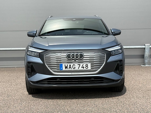 Audi Q4 e-tron 4 of 5