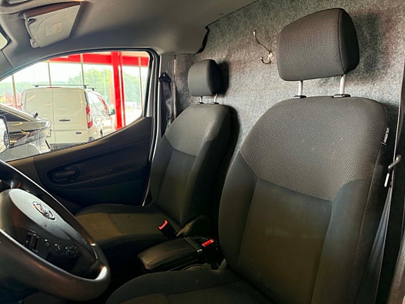 Nissan NV200 6 of 7