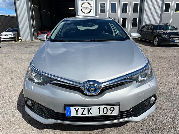 Toyota Auris 2 of 5