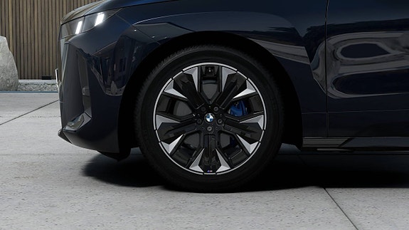 BMW iX 4 of 5