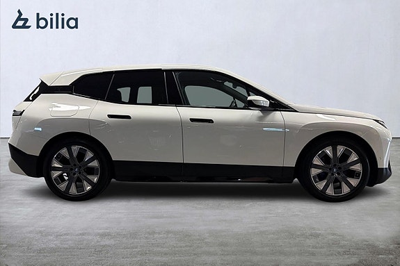 BMW iX 16 of 18