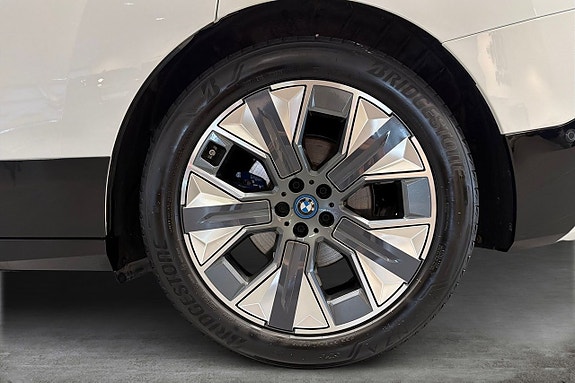 BMW iX 15 of 18