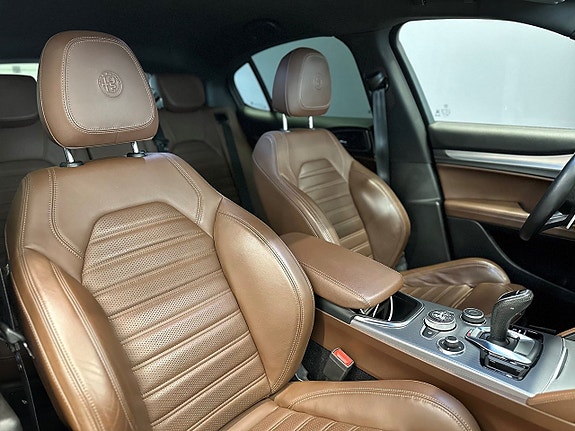 Alfa Romeo Stelvio 12 of 23