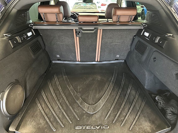 Alfa Romeo Stelvio 7 of 23