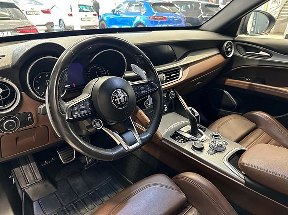 Alfa Romeo Stelvio 18 of 23
