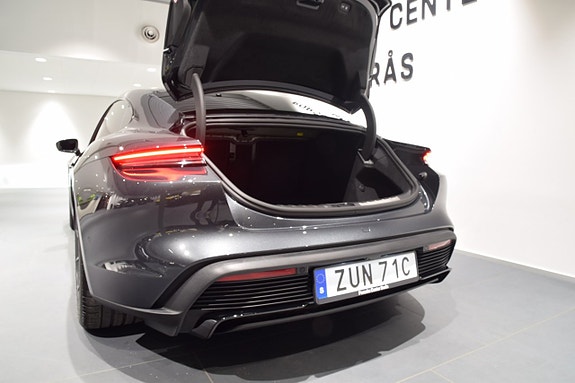 Porsche Taycan GTS 17 of 21