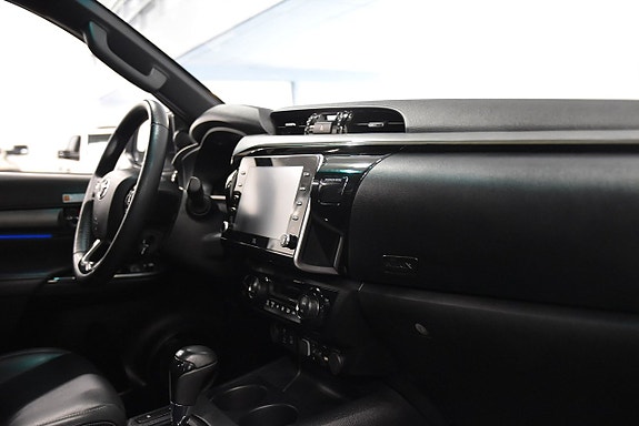 Toyota HiLux 8 of 23