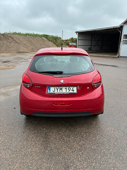 Peugeot 208 3 of 5