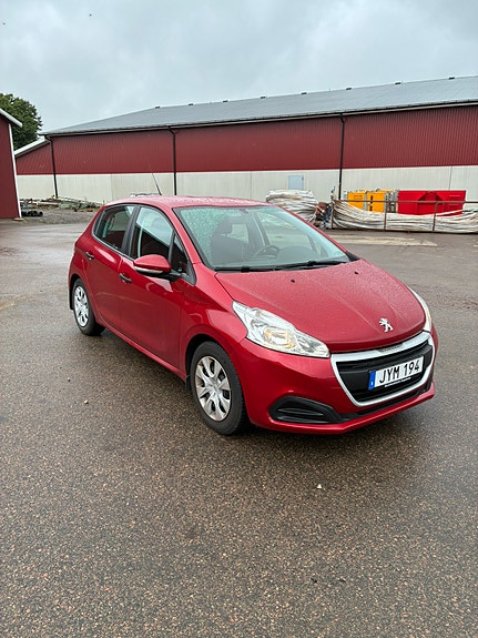 Peugeot 208 2 of 5