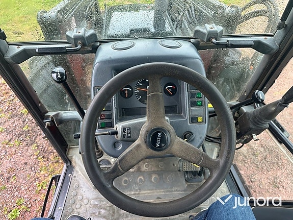 Traktor - Valtra 900 med lastare 22 of 30