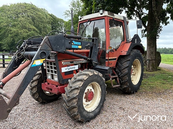 Traktor – International 844 AXL med Ålö Quicke 3360 WS lastare 11 of 30