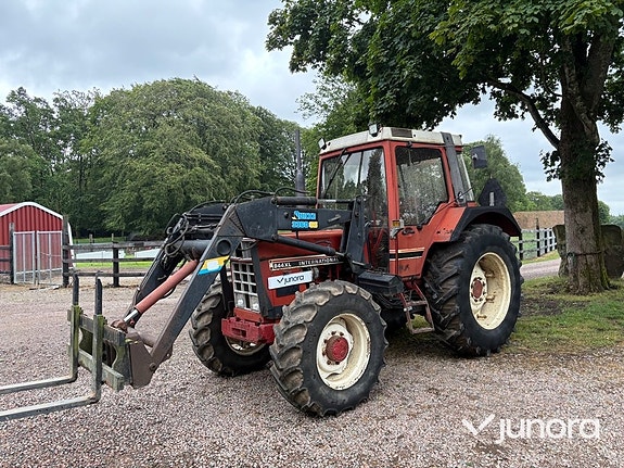 Traktor – International 844 AXL med Ålö Quicke 3360 WS lastare 2 of 5