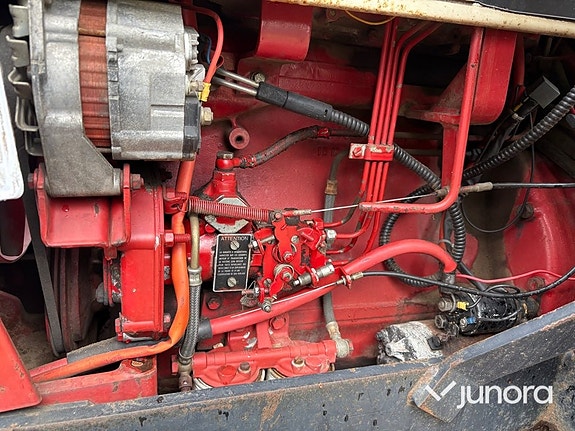 Traktor – International 844 AXL med Ålö Quicke 3360 WS lastare 12 of 30