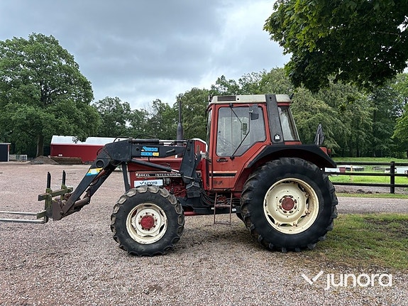 Traktor – International 844 AXL med Ålö Quicke 3360 WS lastare 3 of 5