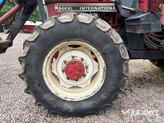 Traktor – International 844 AXL med Ålö Quicke 3360 WS lastare 14 of 30