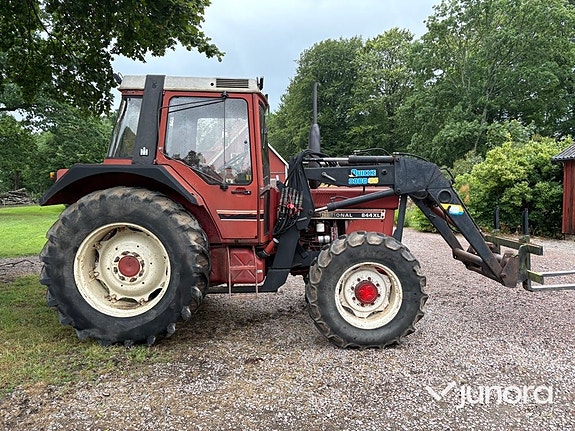 Traktor – International 844 AXL med Ålö Quicke 3360 WS lastare 7 of 30