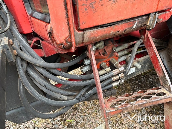 Traktor – International 844 AXL med Ålö Quicke 3360 WS lastare 13 of 30