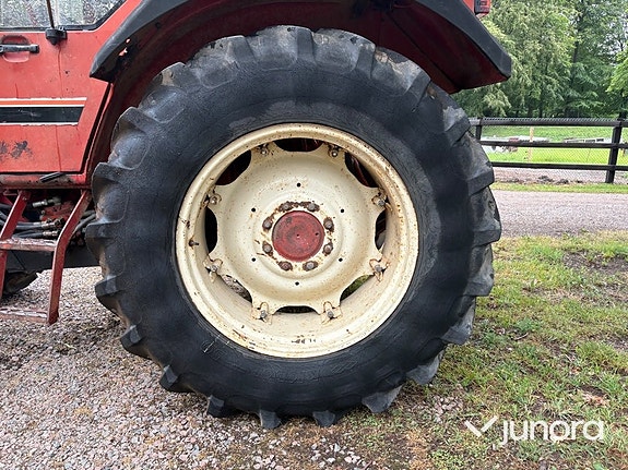 Traktor – International 844 AXL med Ålö Quicke 3360 WS lastare 16 of 30