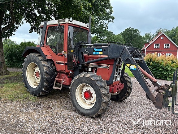 Traktor – International 844 AXL med Ålö Quicke 3360 WS lastare 8 of 30
