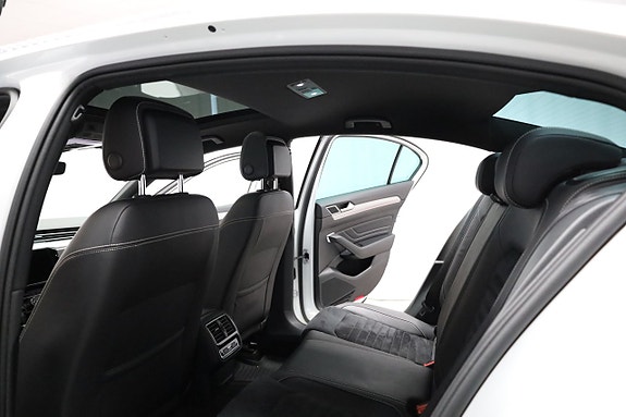 Volkswagen Passat 14 of 24