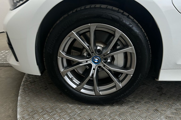 BMW 330e 12 of 21